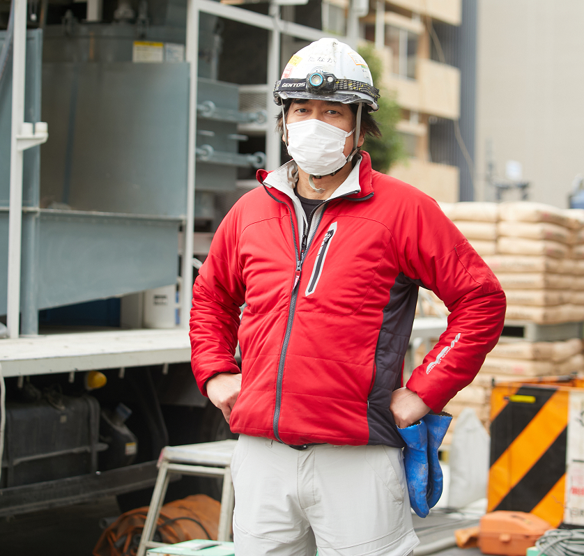 ヘルメットと作業着の田中 太郎